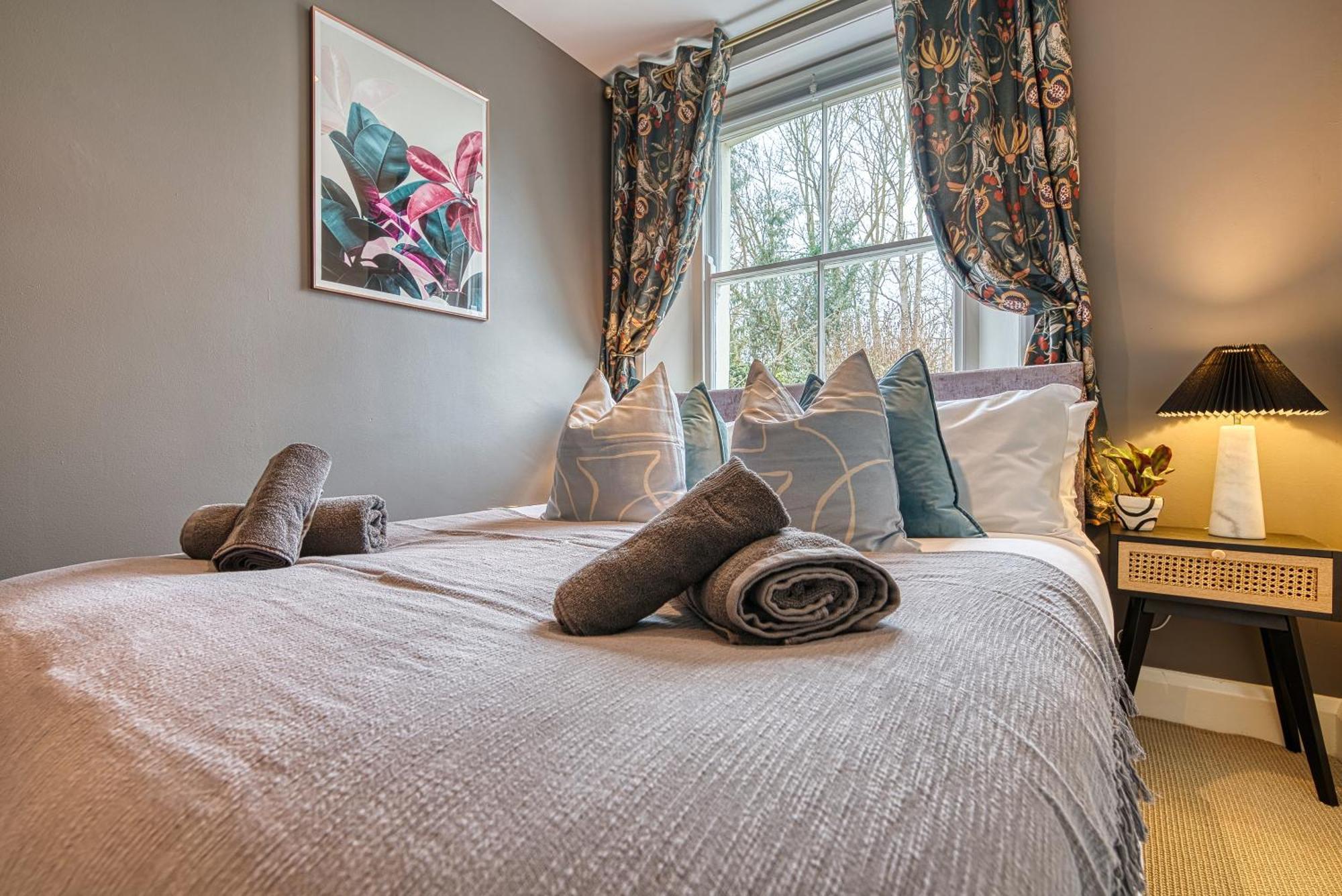 2 Bedroom Stylish Spacious Apt, Sleeps 6, Central Cheltenham, With Free Parking - By Blue Puffin Stays Zewnętrze zdjęcie