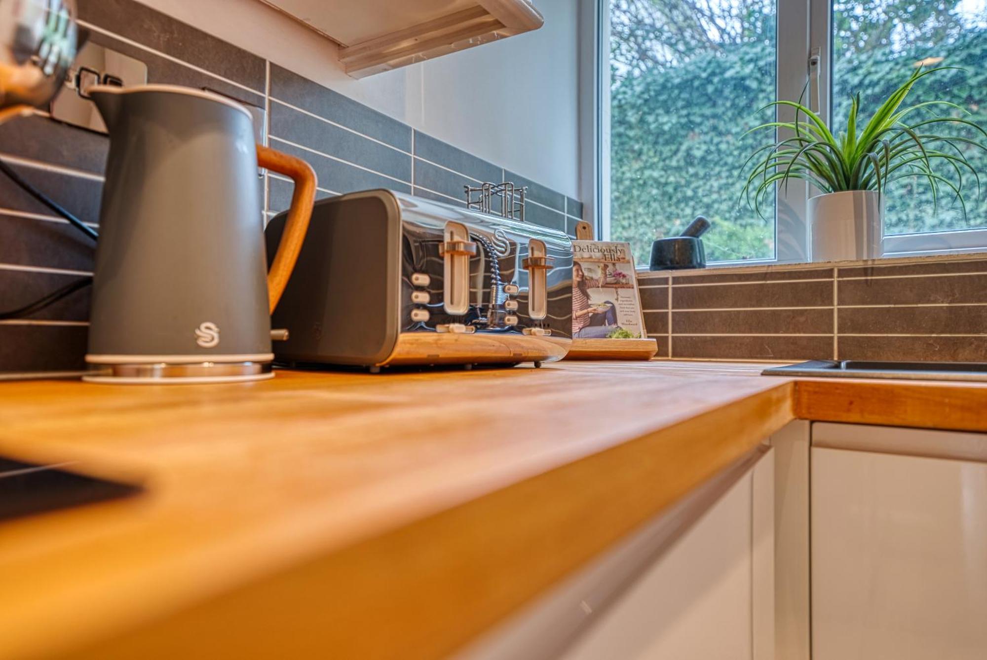 2 Bedroom Stylish Spacious Apt, Sleeps 6, Central Cheltenham, With Free Parking - By Blue Puffin Stays Zewnętrze zdjęcie