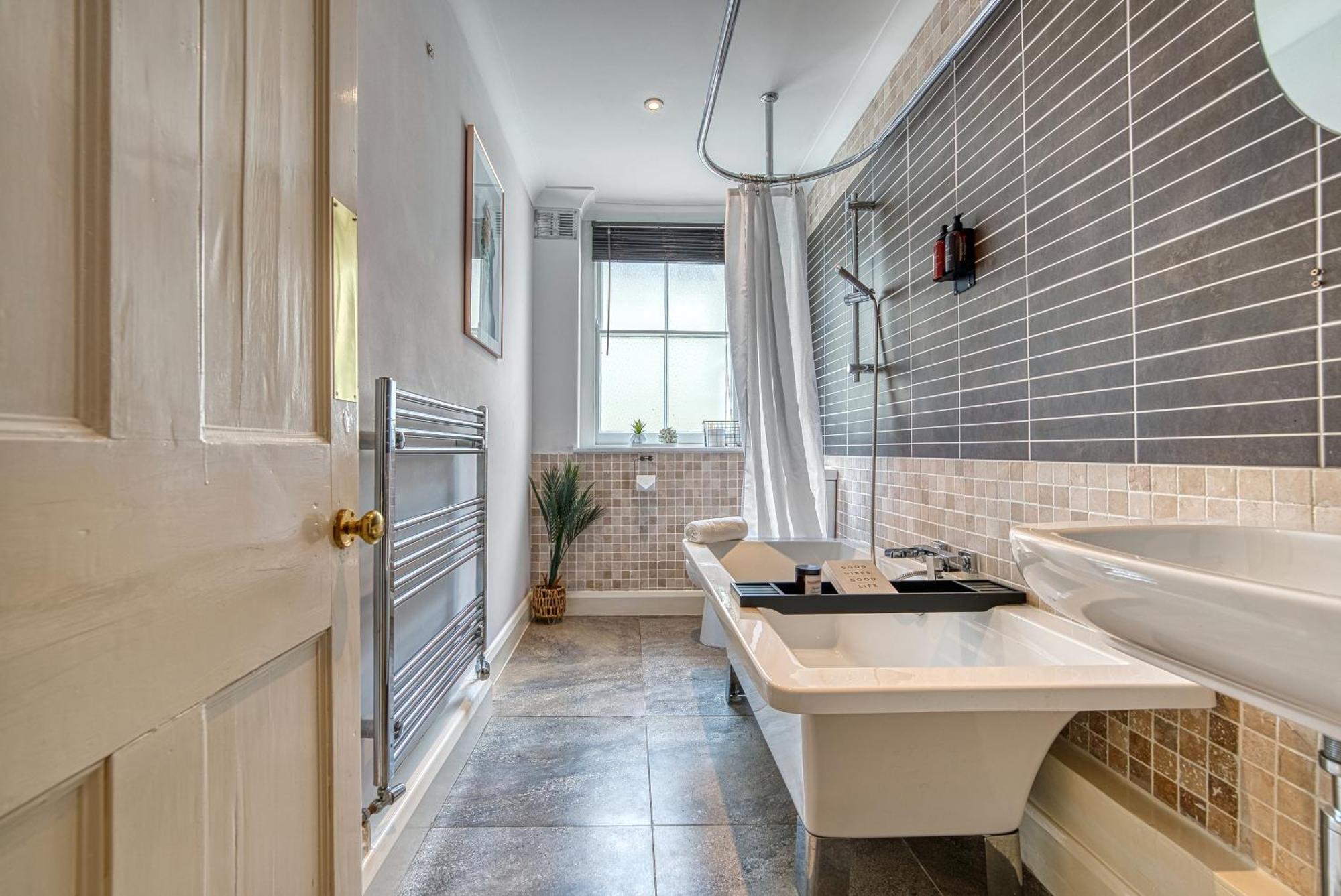 2 Bedroom Stylish Spacious Apt, Sleeps 6, Central Cheltenham, With Free Parking - By Blue Puffin Stays Zewnętrze zdjęcie