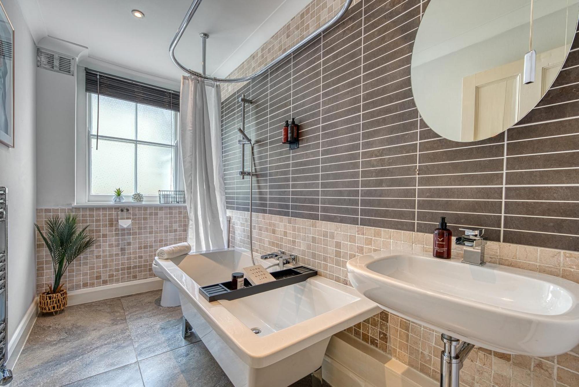 2 Bedroom Stylish Spacious Apt, Sleeps 6, Central Cheltenham, With Free Parking - By Blue Puffin Stays Zewnętrze zdjęcie
