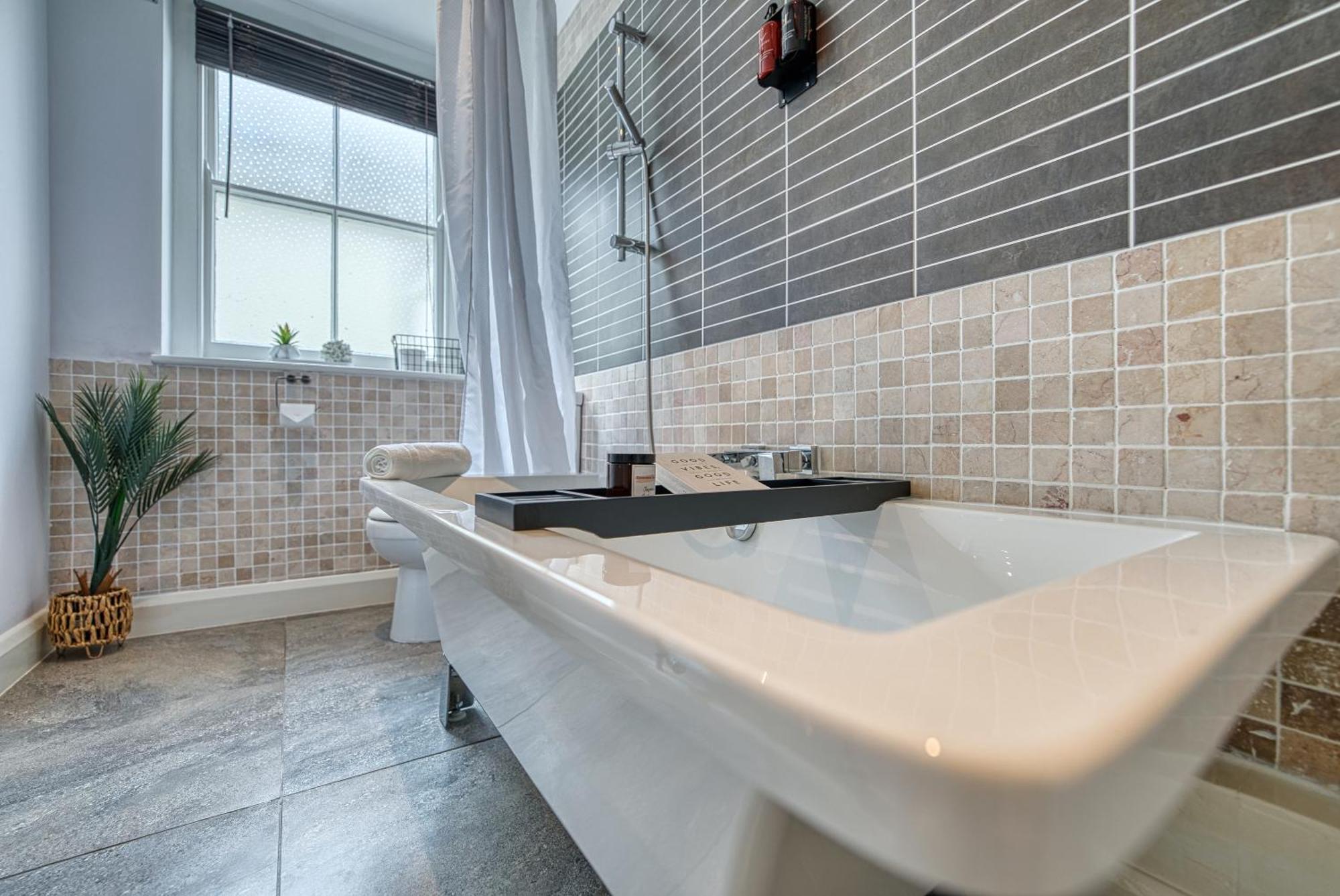 2 Bedroom Stylish Spacious Apt, Sleeps 6, Central Cheltenham, With Free Parking - By Blue Puffin Stays Zewnętrze zdjęcie