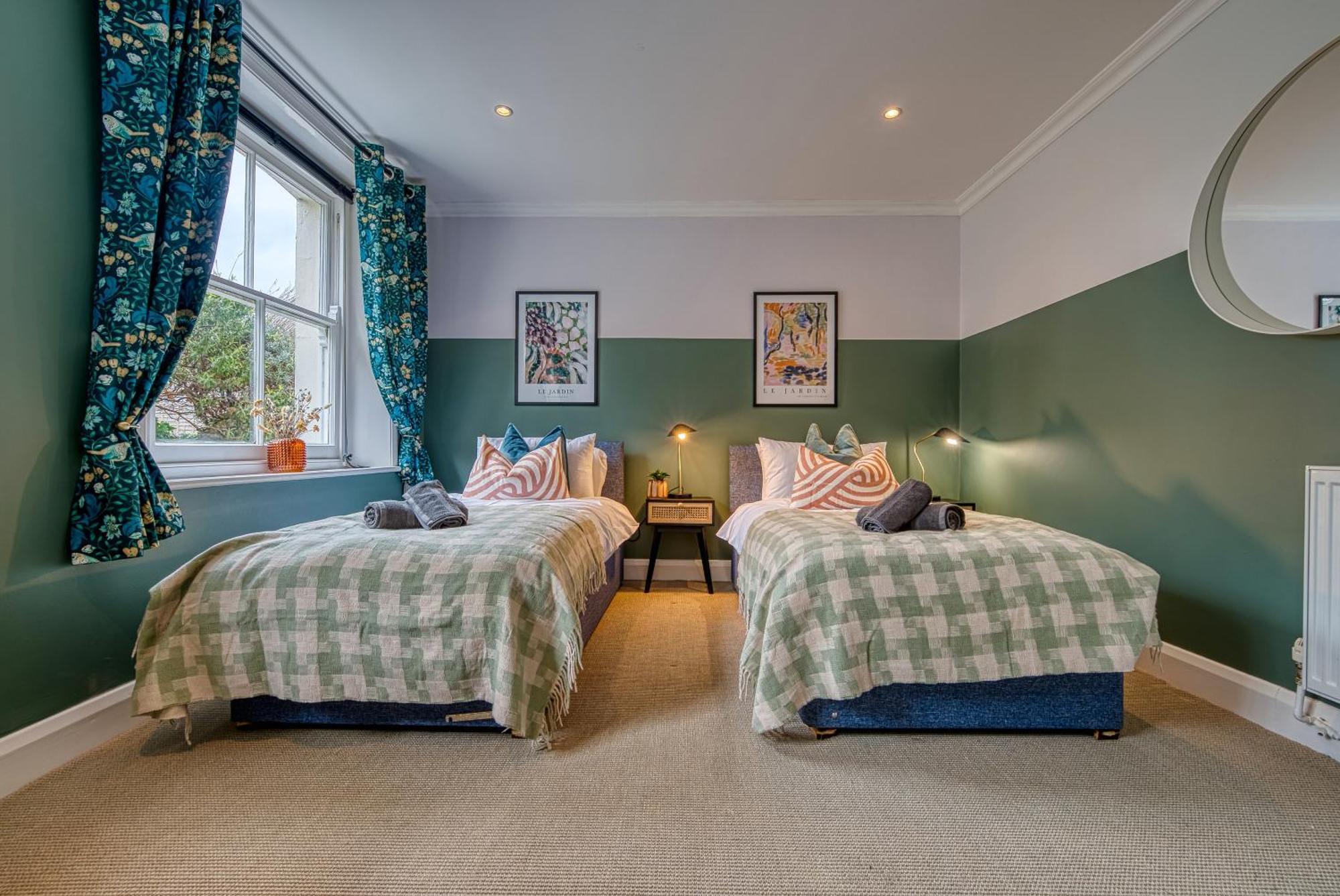 2 Bedroom Stylish Spacious Apt, Sleeps 6, Central Cheltenham, With Free Parking - By Blue Puffin Stays Zewnętrze zdjęcie