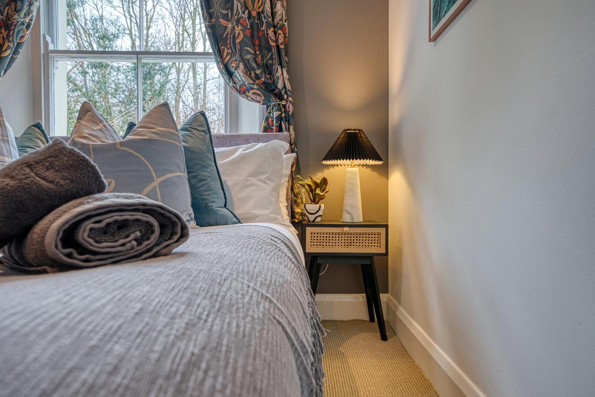 2 Bedroom Stylish Spacious Apt, Sleeps 6, Central Cheltenham, With Free Parking - By Blue Puffin Stays Zewnętrze zdjęcie