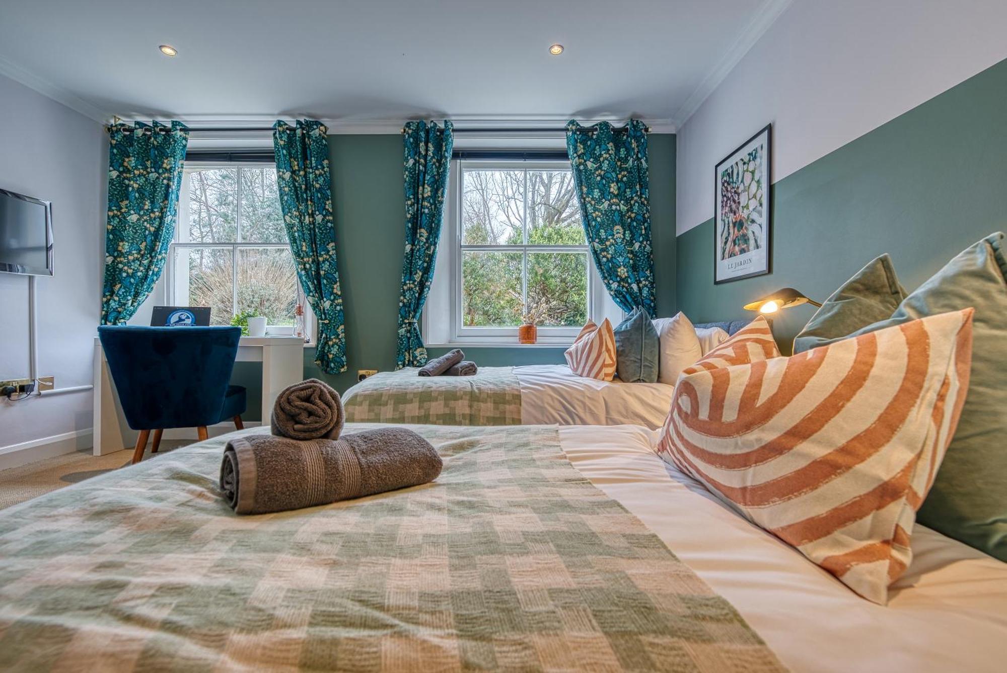 2 Bedroom Stylish Spacious Apt, Sleeps 6, Central Cheltenham, With Free Parking - By Blue Puffin Stays Zewnętrze zdjęcie
