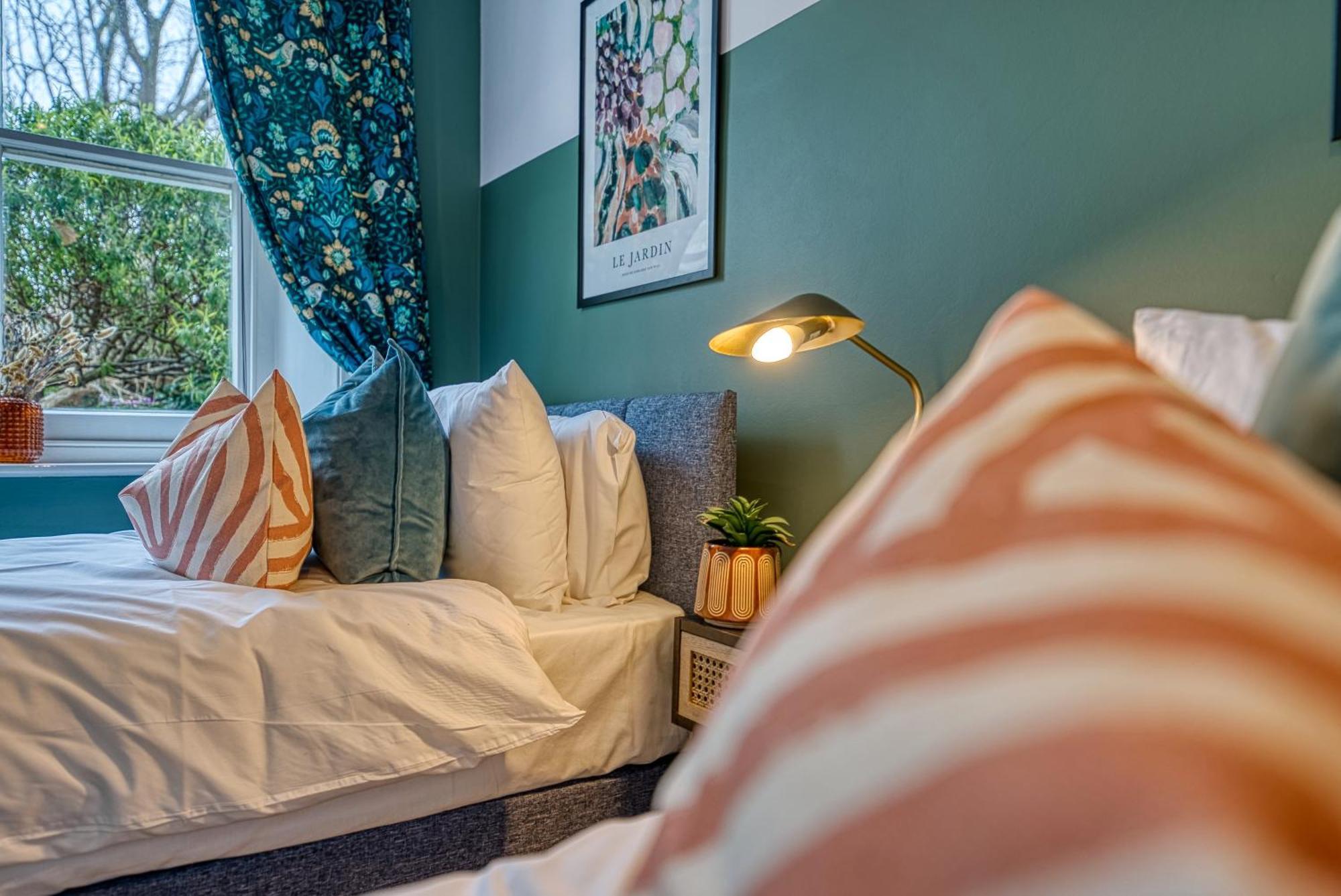 2 Bedroom Stylish Spacious Apt, Sleeps 6, Central Cheltenham, With Free Parking - By Blue Puffin Stays Zewnętrze zdjęcie